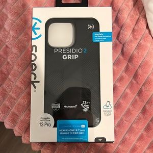 Speck iPhone 12/13 pro max case